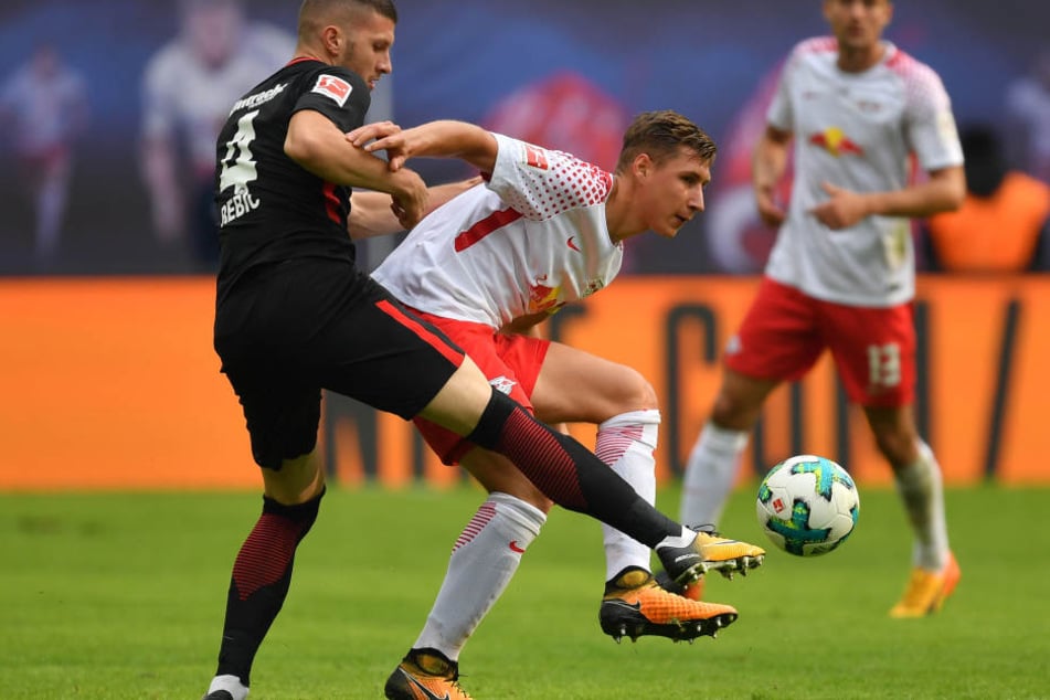 Ante Rebic und Leipzigs Willi Orban im Zweikampf.
