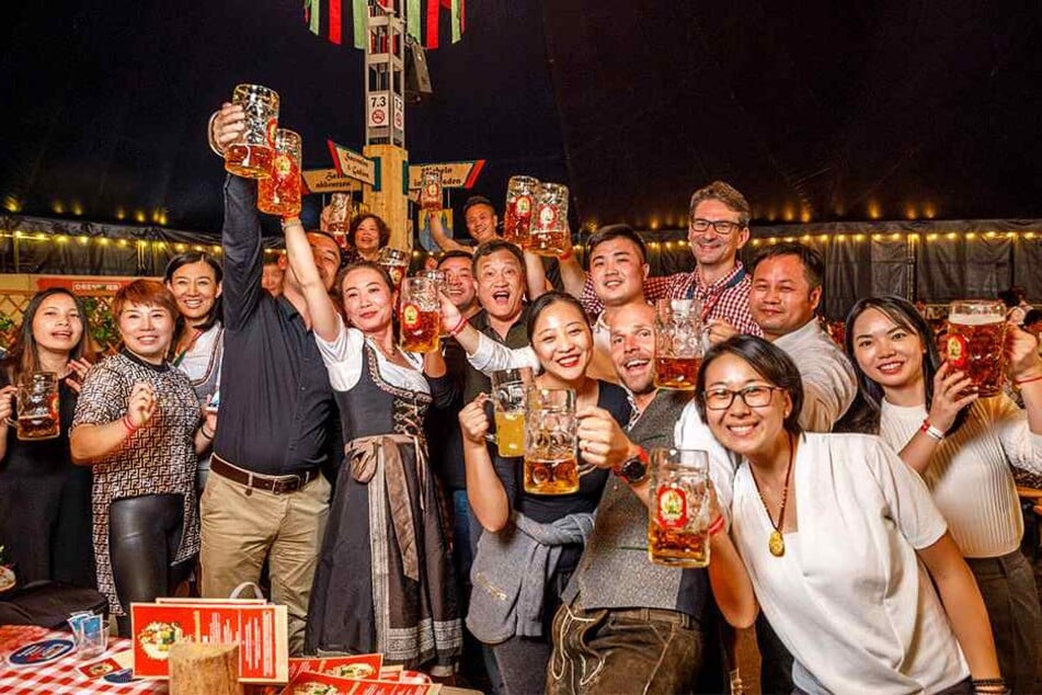 Hoch die Maß - auch die asiatischen Oktoberfest-Besucher waren mit Begeisterung dabei.