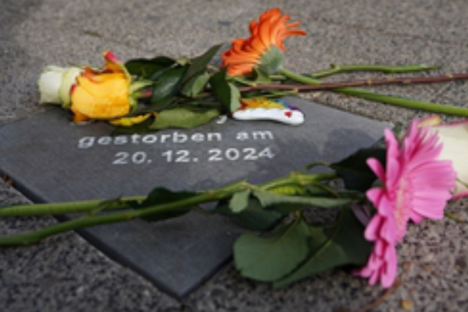 Magdeburg weiht Gedenkplatten für Weihnachtsmarkt-Opfer ein