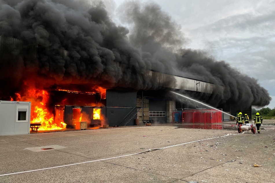 Ein Firmengelände im Hafen von Papenburg im Landkreis Emsland steht seit dem frühen Mittwochmorgen in Brand.