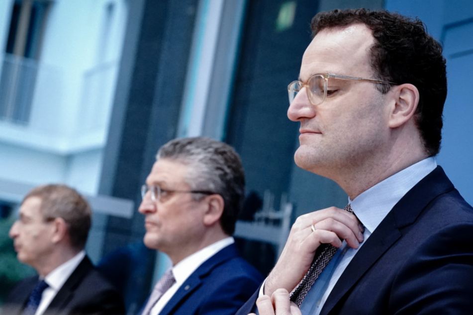Jens Spahn (r, 40, CDU), Bundesminister für Gesundheit, Lothar Wieler (M), Präsident Robert Koch-Institut (RKI), und Klaus Cichutek, Präsident Paul-Ehrlich-Institut (PEI), Ende Januar in der Bundespressekonferenz.