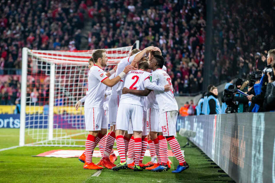 Nach dem Abpfiff feierten die Kölner den 4:1 gegen St. Pauli.