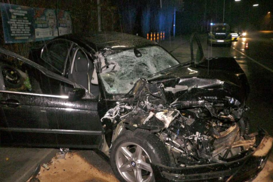 Der BMW wurde mit einer Seilwinde der Feuerwehr unter dem LKW herausgezogen.