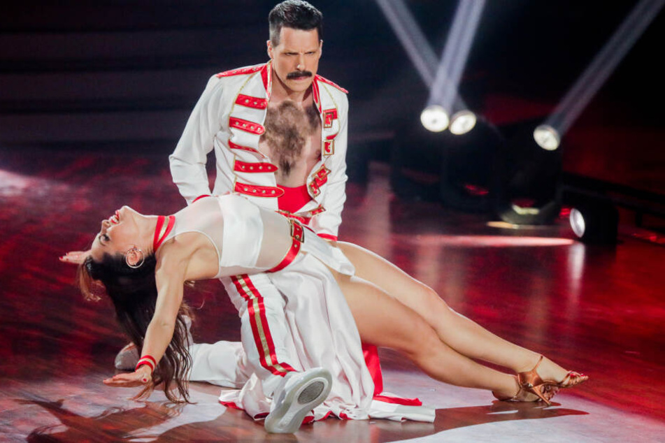 Oliver Pocher, Moderator, und Christina Luft, Profitänzerin, tanzen nach der RTL-Tanzshow "Let's Dance" im Coloneum.