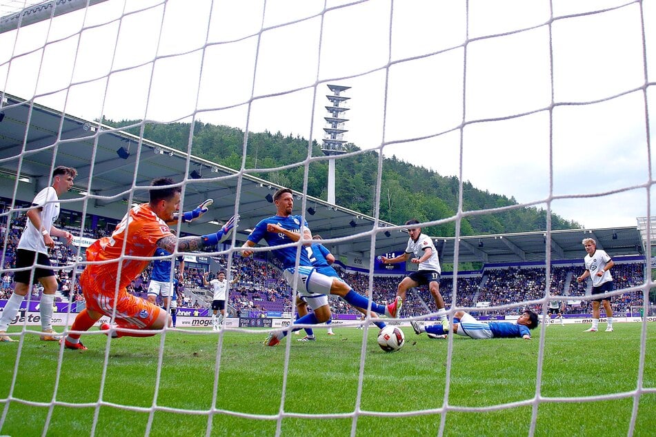 Chadi Ramadan (3.v.r.) überwindet Schalke-Keeper Kevin Müller zum 2:4.