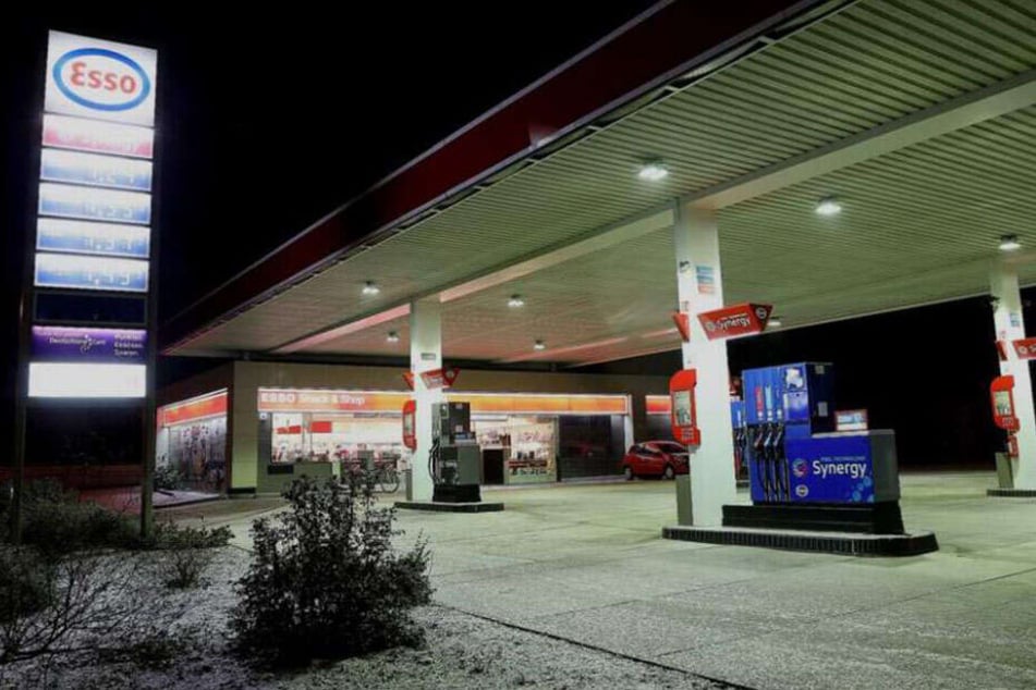 Erneut überfiel die Räuberin die Tankstelle an der Leipziger Straße. Hier hatte sie bereits am Sonntag einen dreistelligen Betrag erbeutet.