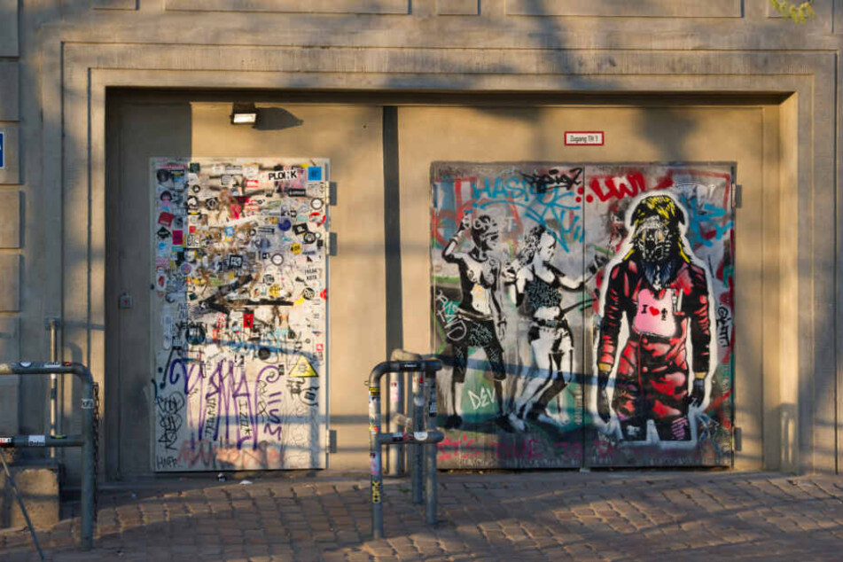 Die Sonne strahlt die Eingangstüren zum Club Berghain an.