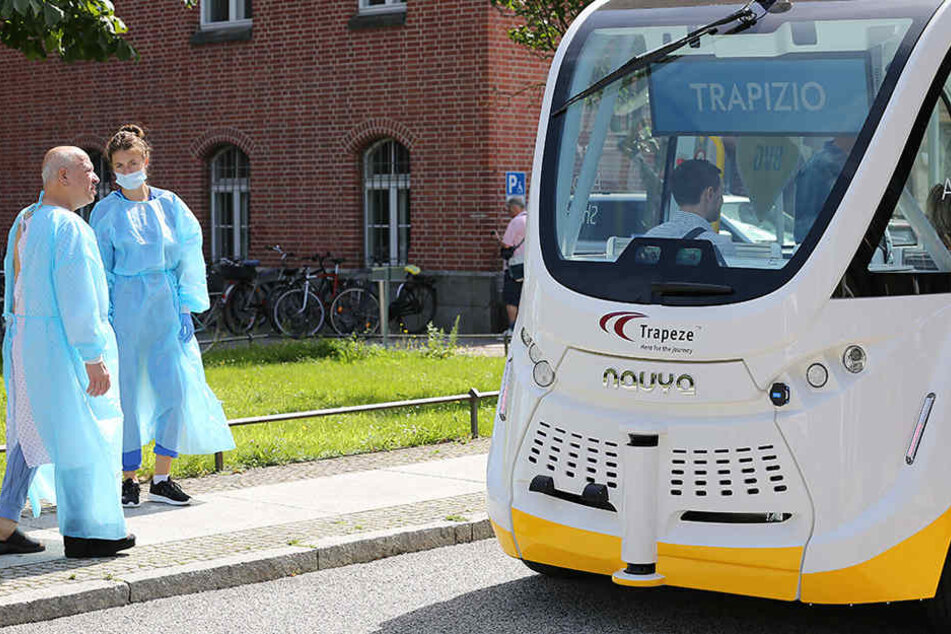 Patienten verfolgen den Start des Pilotprojekts der Charité, BVG und Berlin.