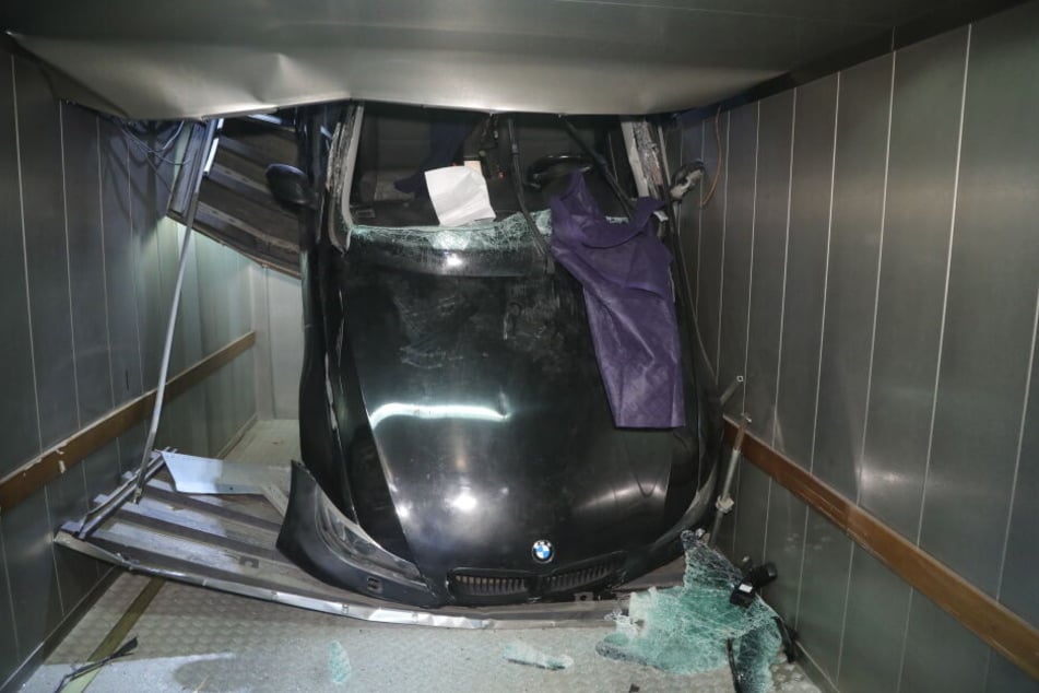 Das Auto durchbrach die Tür und krachte in die Tiefe.