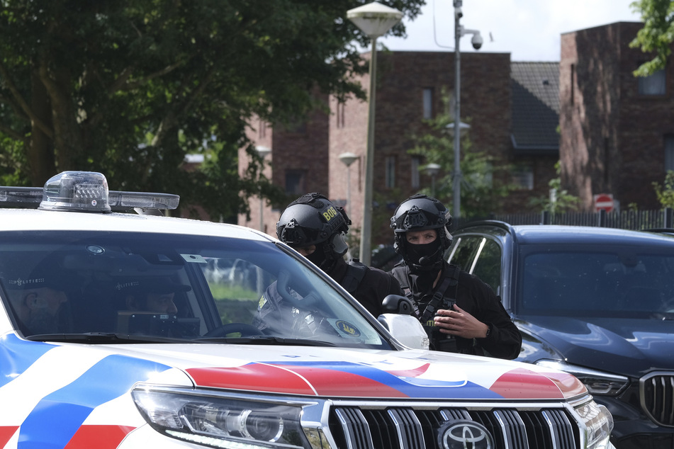 Bewaffnete Polizisten patrouillierten am Mittwoch während des Prozesses vor dem Amsterdamer Gerichtsgebäude.