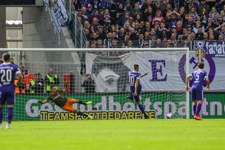 Nervenstark: Dimitrij Nazarov verlädt Dynamo-Keeper Kevin Broll beim Elfmeter.