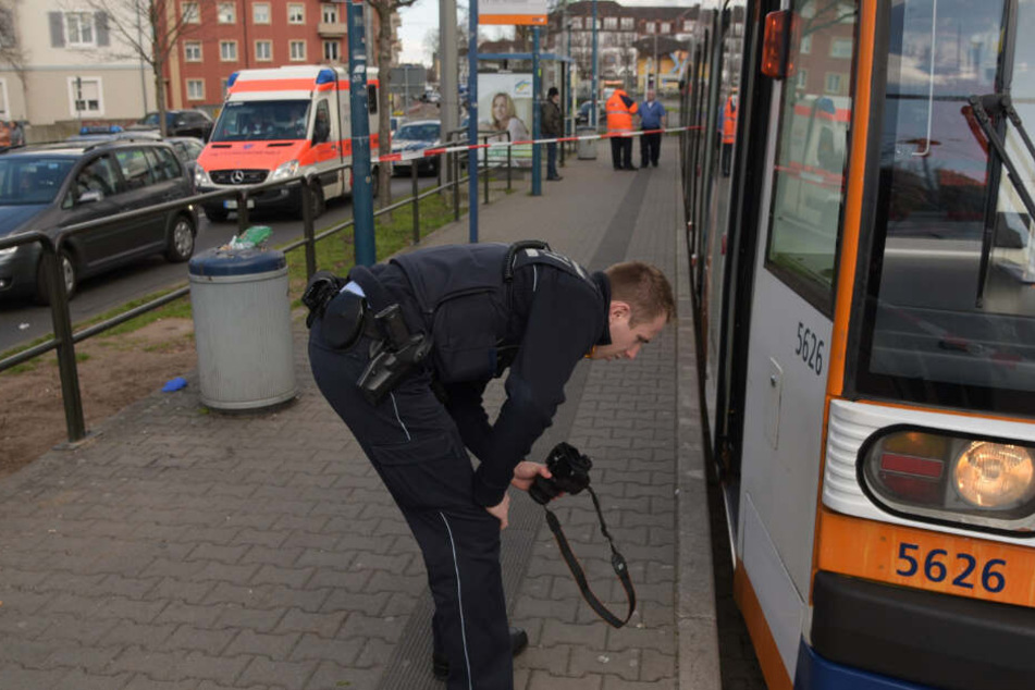 Polizist bei der Unfallaufnahme.