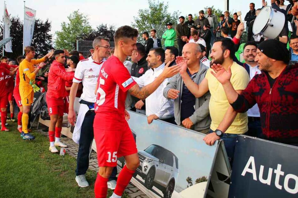Die Spieler von Türkgücü München klatschen mit ihren Fans ab.