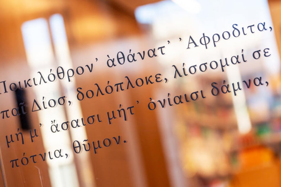 Finde den Fehler: Die in Griechisch geschriebene Textstelle der Dichterin Sappho klebt an einer großen Glasscheibe im neuen Philologicum der Ludwig-Maximilians-Universität (LMU).