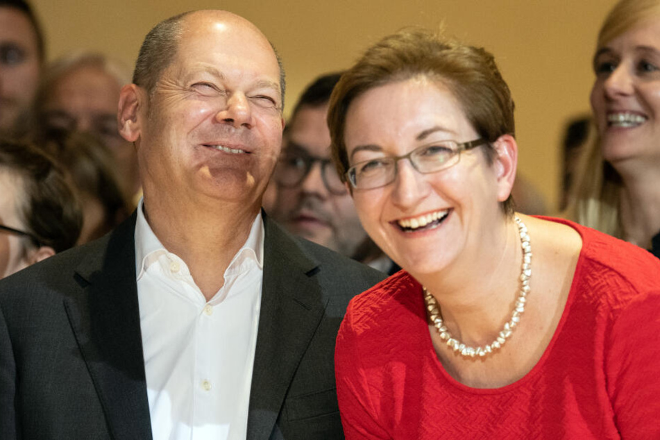 Das Kandidatenpaar Klara Geywitz und Olaf Scholz freut sich über den Einzug in die Stichwahl nach der Bekanntgabe des Ergebnisses des Mitgliedervotums.