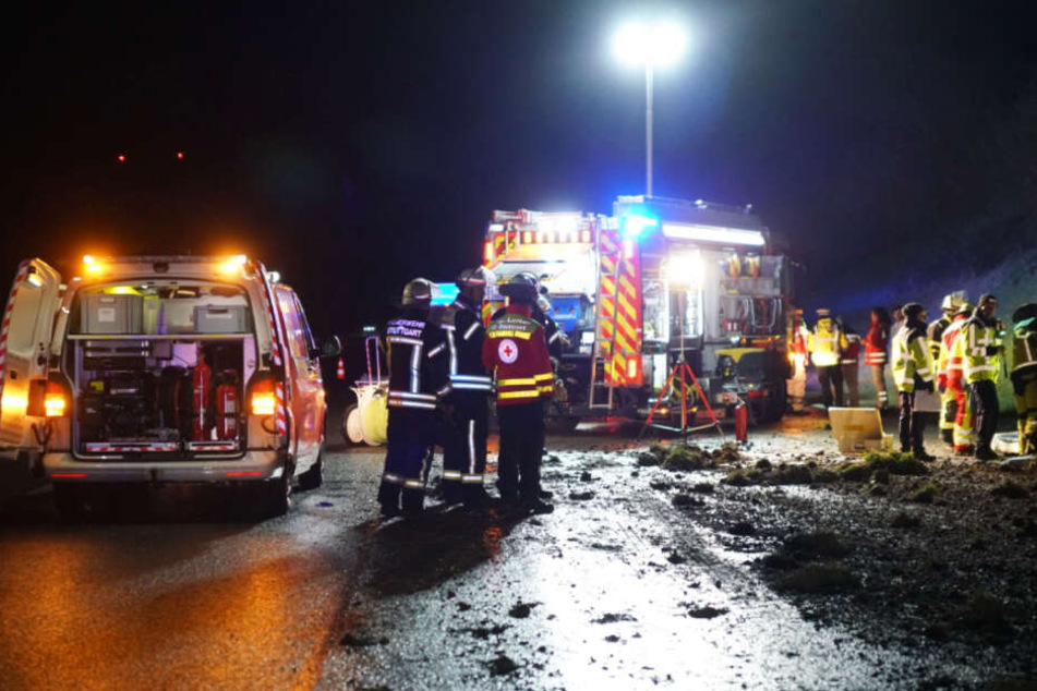 Die Feuerwehr Stuttgart, die Flughafenfeuerwehr, der Rettungsdienst mit Notarzt und drei Polizeistreifen an der Unfallstelle.