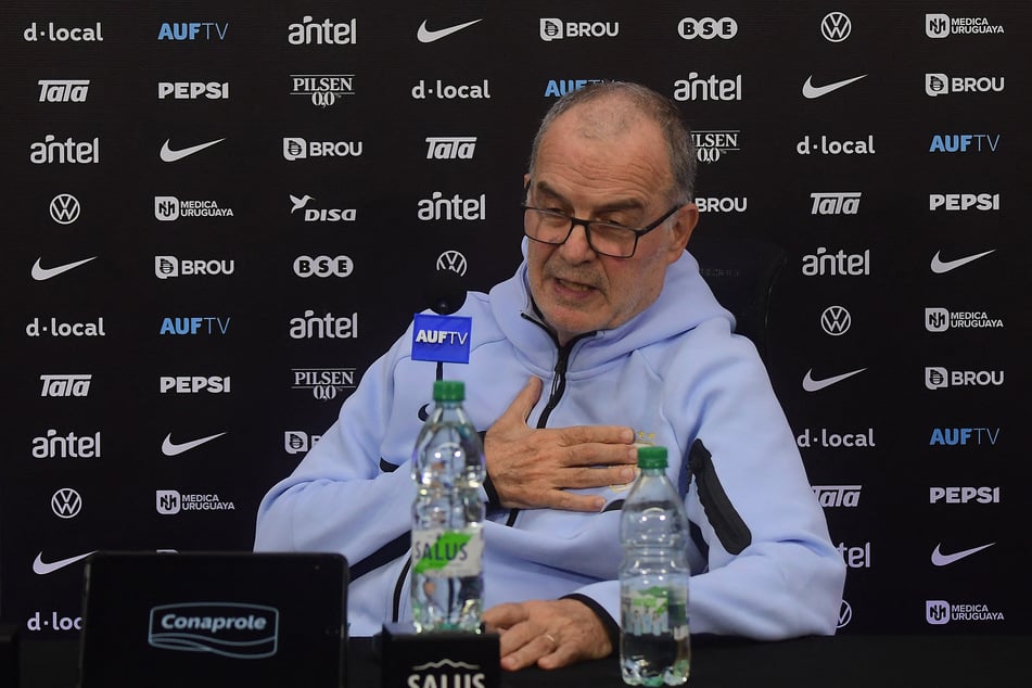 Uruguays Nationaltrainer Marcelo Bielsa (70) sieht sich Kritik an seiner Arbeit ausgesetzt.
