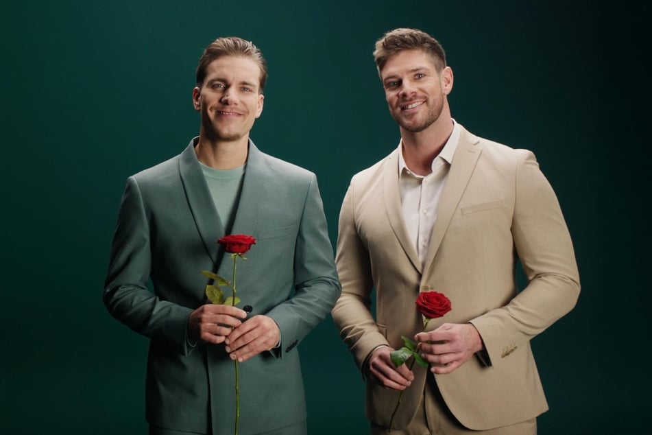 In der diesjährigen Staffel verteilen Felix Stein (32, l.) aus Berlin und Martin Braun (35) aus Troisdorf die Rosen.