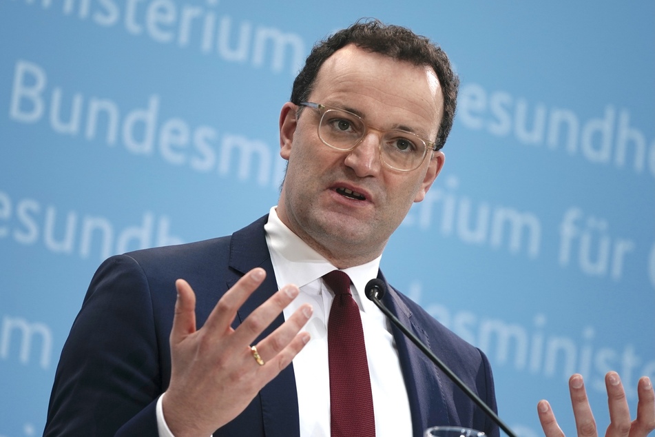 Bundesgesundheitsminister Jens Spahn (40, CDU) erwartet baldige Klarheit über die Einsatzmöglichkeiten für den Corona-Impfstoff von Astrazeneca.