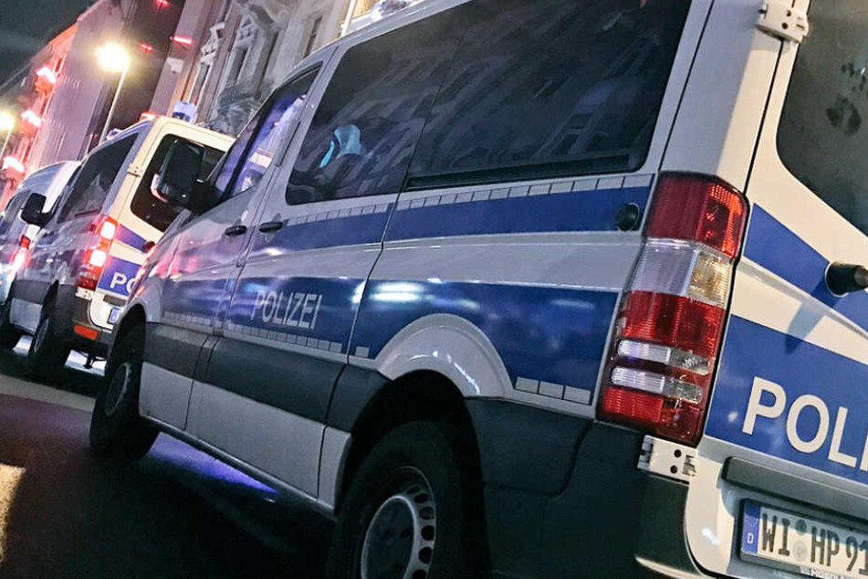 Hunderte Polizeibeamte waren bei der Razzia im Einsatz, mehrere Straßen wurden gesperrt.