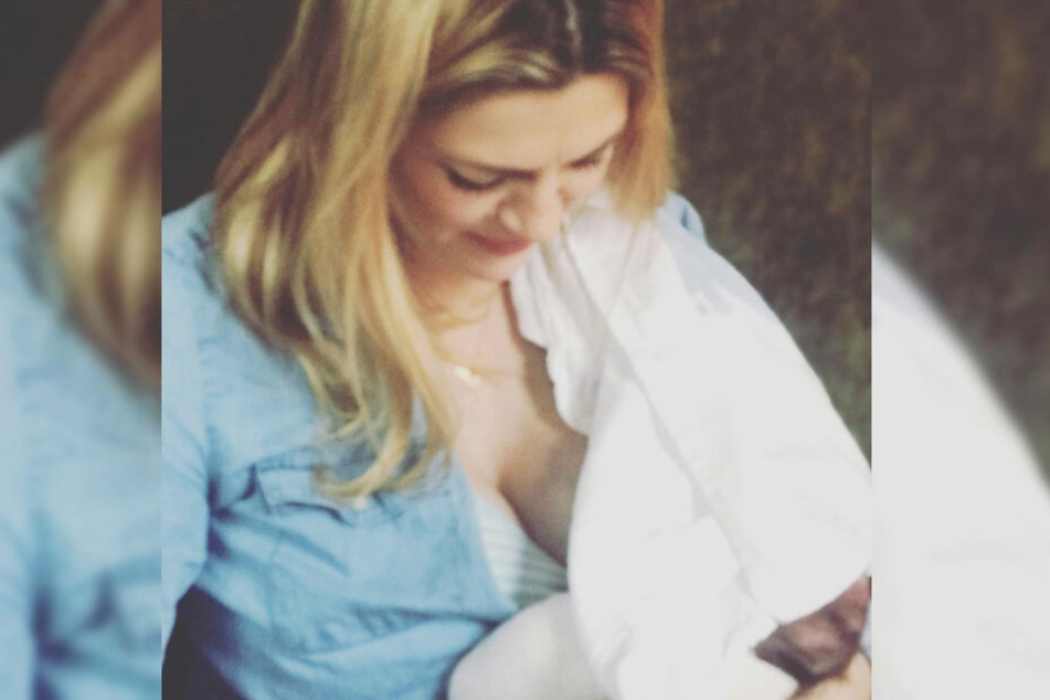 Nina Bott zeigt ein Foto beim Stillen ihres Babys.