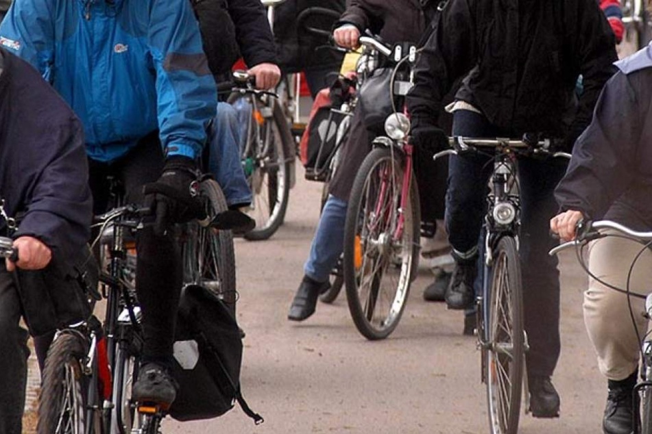 Mit einer Fahrrad-Schiebe-Demo wollen am Freitag Gohliser Bürger auf gefährliche Stellen im Verkehr aufmerksam machen. (Symbolbild)