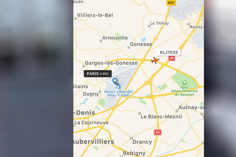 Der Flieger von PSG beim Start um 10.33 Uhr auf dem Flughafen Le Bourget.