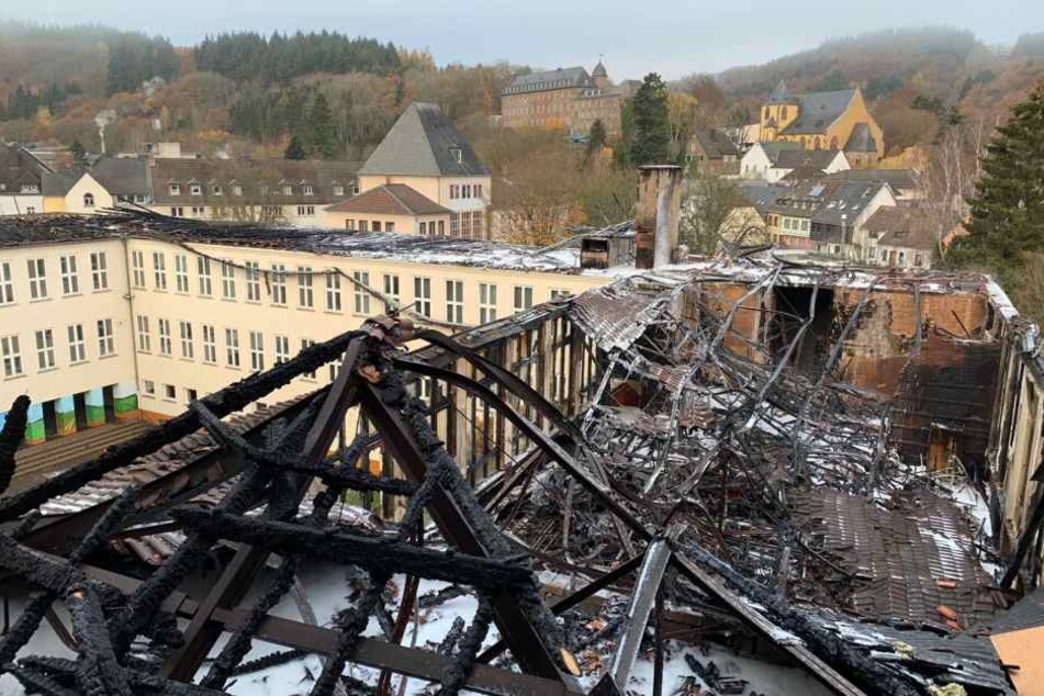 Durch den Brand wurde der Dachstuhl eines Gebäudes komplett zerstört.