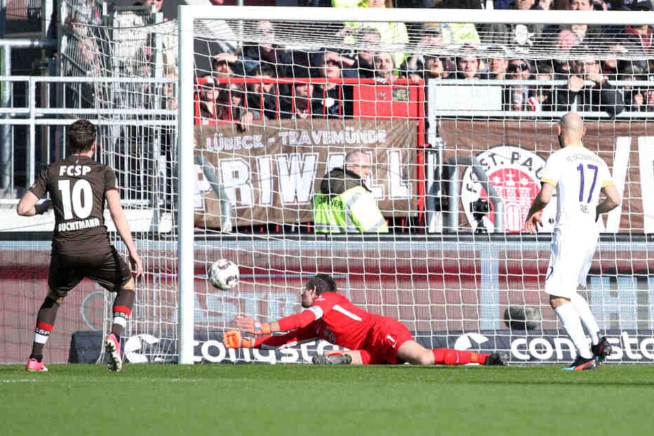 Tor für St.Pauli Hamburg: Christopher Buchtmann erzielt den Treffer zum 1:0 gegen Torhüter Martin Männel.