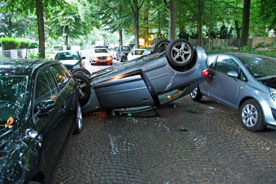 Das Fahrzeug blieb einfach auf dem Dach liegen.