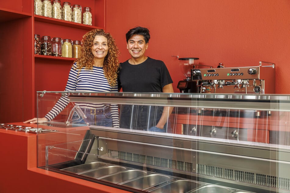 Kennen- und liebengelernt haben sich Vanessa Bravo (49) und Armando Reyes (42) übrigens vor 17 Jahren in Dresden.