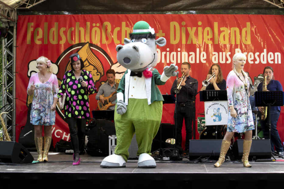 Gemeinsam mit den Zwillingen trat auch Maskottchen Dixie auf.