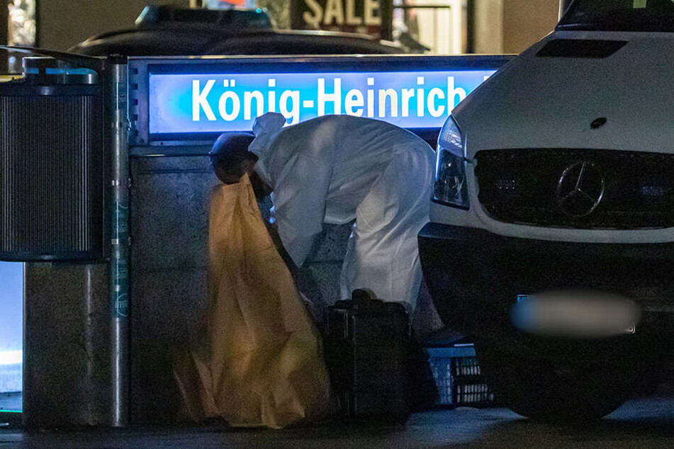 Ein Ermittler der Beamte sichert Spuren in der Nähe des Einkaufszentrums in der Königsstraße.