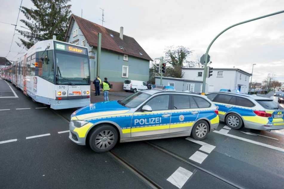 Die Polizei sperrte die Unfallstelle ab.