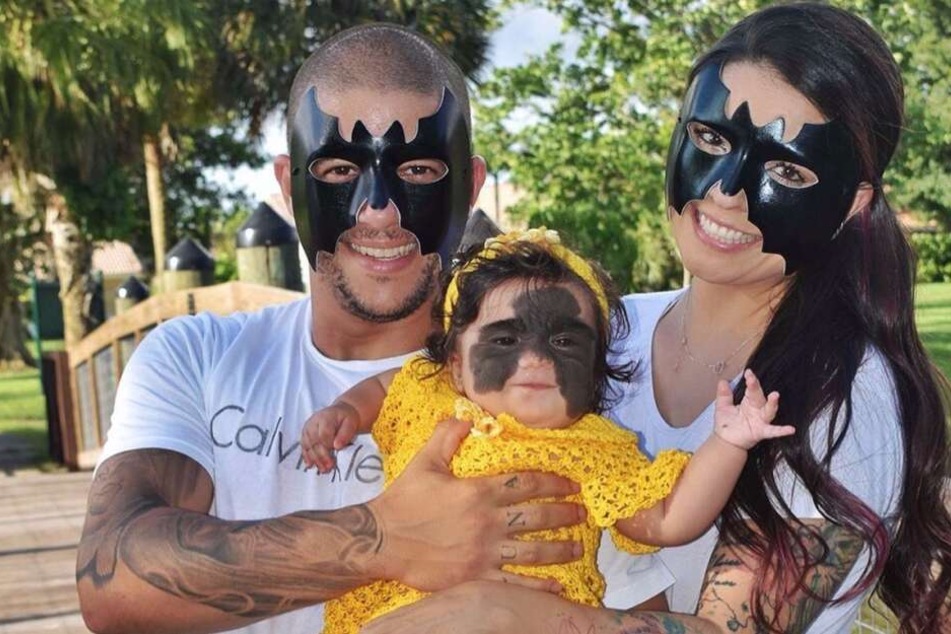 Die Familie strahlt mit Batman-Masken: Vater Thiago Tavares (32), Luna und Mutter Carol Fenner (36).