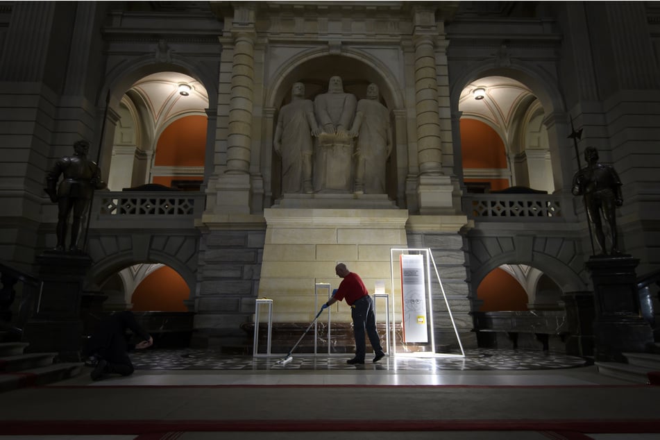 Ein Mann reinigt den Boden in der Eingangshalle des Parlamentgebäudes. Die letzte Woche der Frühlingssitzungen der Eidgenössischen Räte wird wegen COVID-19 abgesagt. 