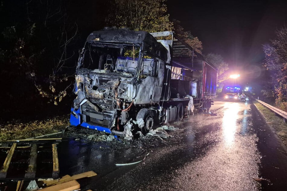 Ein Lastwagen brannte am Montagabend im nordhessischen Guxhagen-Albshausen nahezu komplett aus.