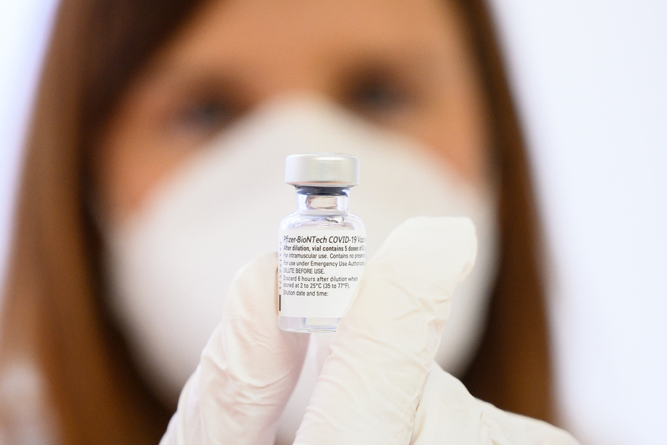 Eine Ärztin hält den Corona-Impfstoffs des Herstellers Biontech in ihrer Hand.