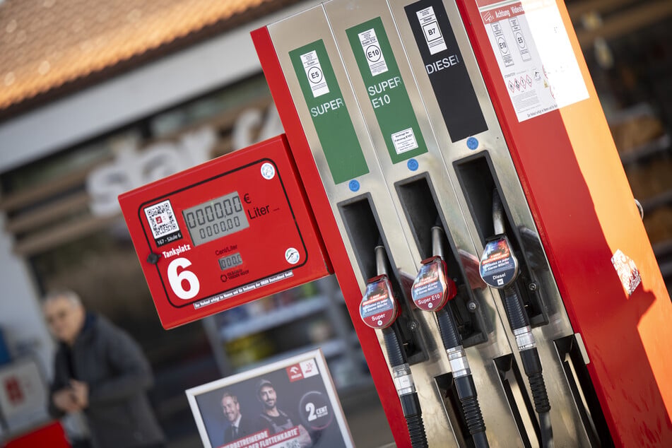 Öl wird billiger, Sprit bleibt teuer: ADAC fordert schnelle Preissenkung