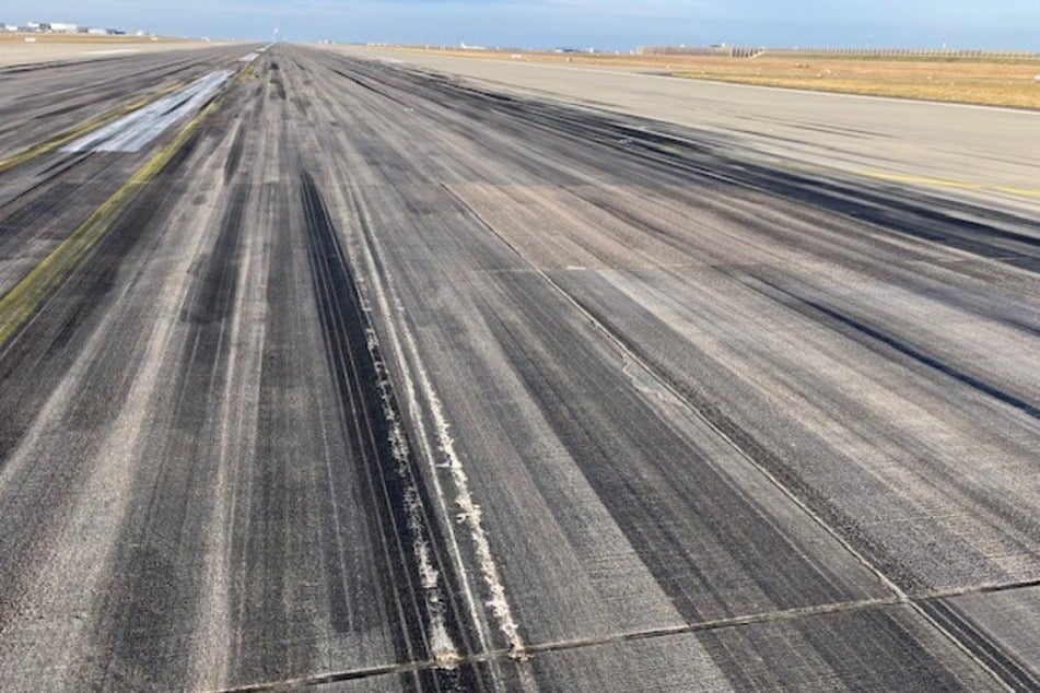 Die Schäden an der Start- und Landebahn Süd waren deutlich zu sehen, konnten aber schon am Tag nach dem Unfall behoben werden.