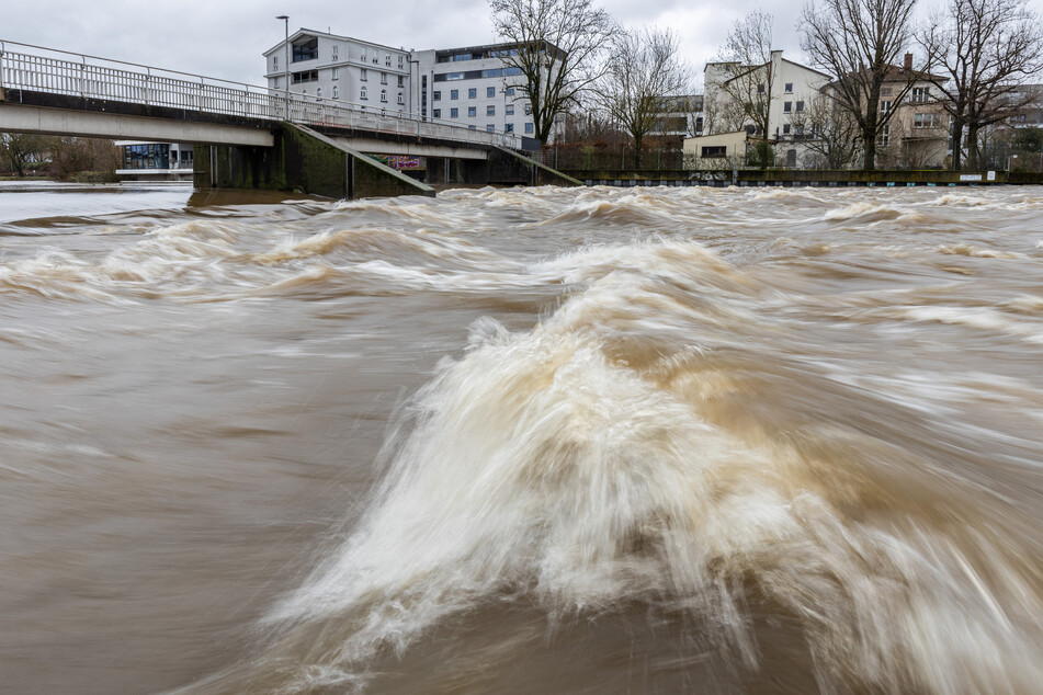 Der anhaltende Regen verschärft die Hochwasserlage in Hessen weiter.