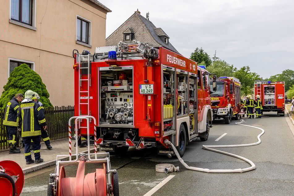 Die Feuerwehr rückte mit mehreren Einsatzfahrzeugen an und kämpfte anschließend gegen die Flammen.