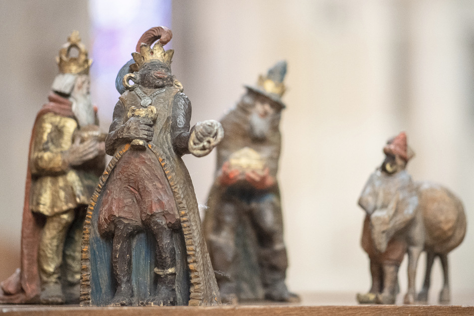 Die Figur des Melchior (2.v.l) steht mit den anderen Figuren der Heiligen Drei Könige im Ulmer Münster. Die Figuren werden bald in einem Museum ausgestellt.
