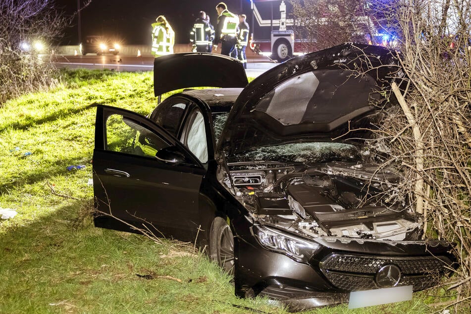 Unfall A5: Kettenreaktion mit tödlichem Ende: Mercedes schleudert über A5 und kollidiert mit Lastzug