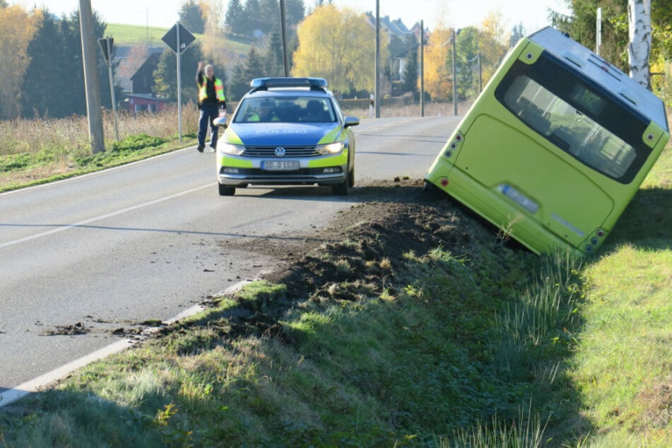Der Bus landete im Graben.
