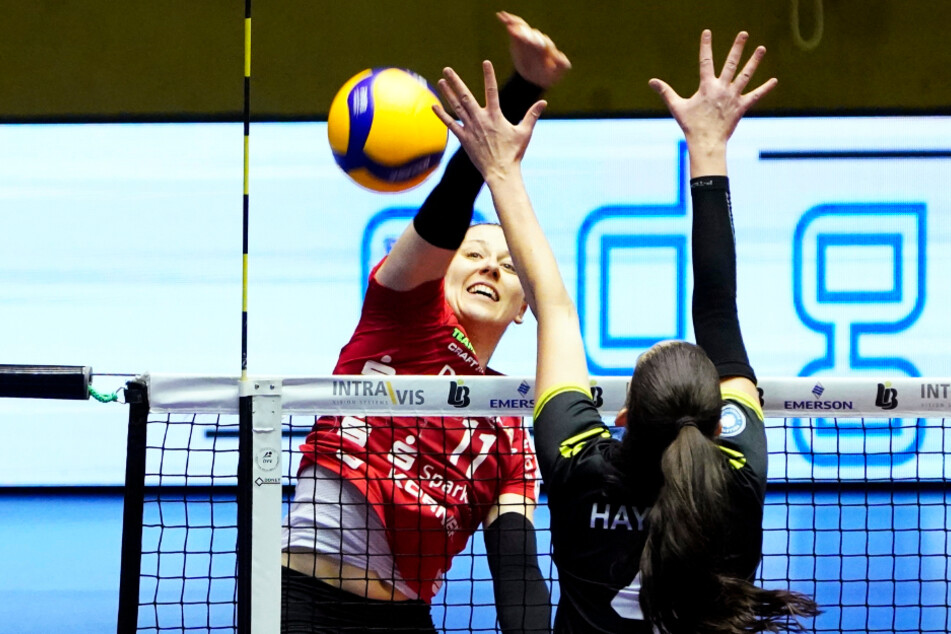 DSC-Topscorerin Maja Storck (l.) im Angriff gegen Aachens Maddie Haynes.