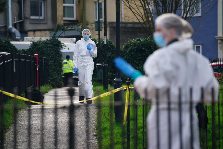 Erst vor wenigen Tagen war in Bristol ein Jugendlicher getötet worden. Polizistinnen von der Spurensicherung untersuchten danach den Tatort.