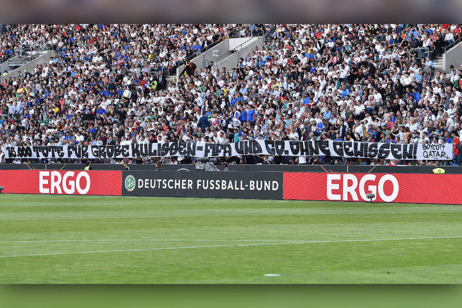 Zum Spielbeginn am Dienstagabend haben einige Fans in Mönchengladbach ein Banner gezeigt, auf dem die WM in Katar kritisiert wurde.