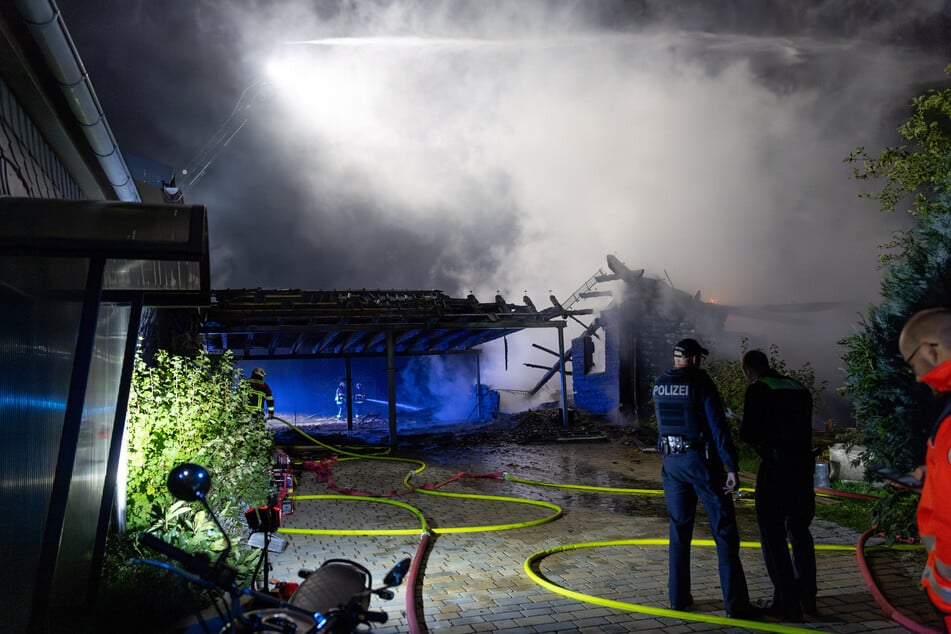 Die Polizei versucht nun die Ursache des Brandes zu klären.