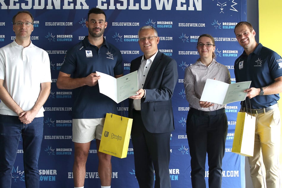Die Eislöwen-Angreifer Trevor Parkes (34, 2.v.l.) und Drew LeBlanc (36, r.) erhielten am 28. August die deutsche Staatsbürgerschaft.